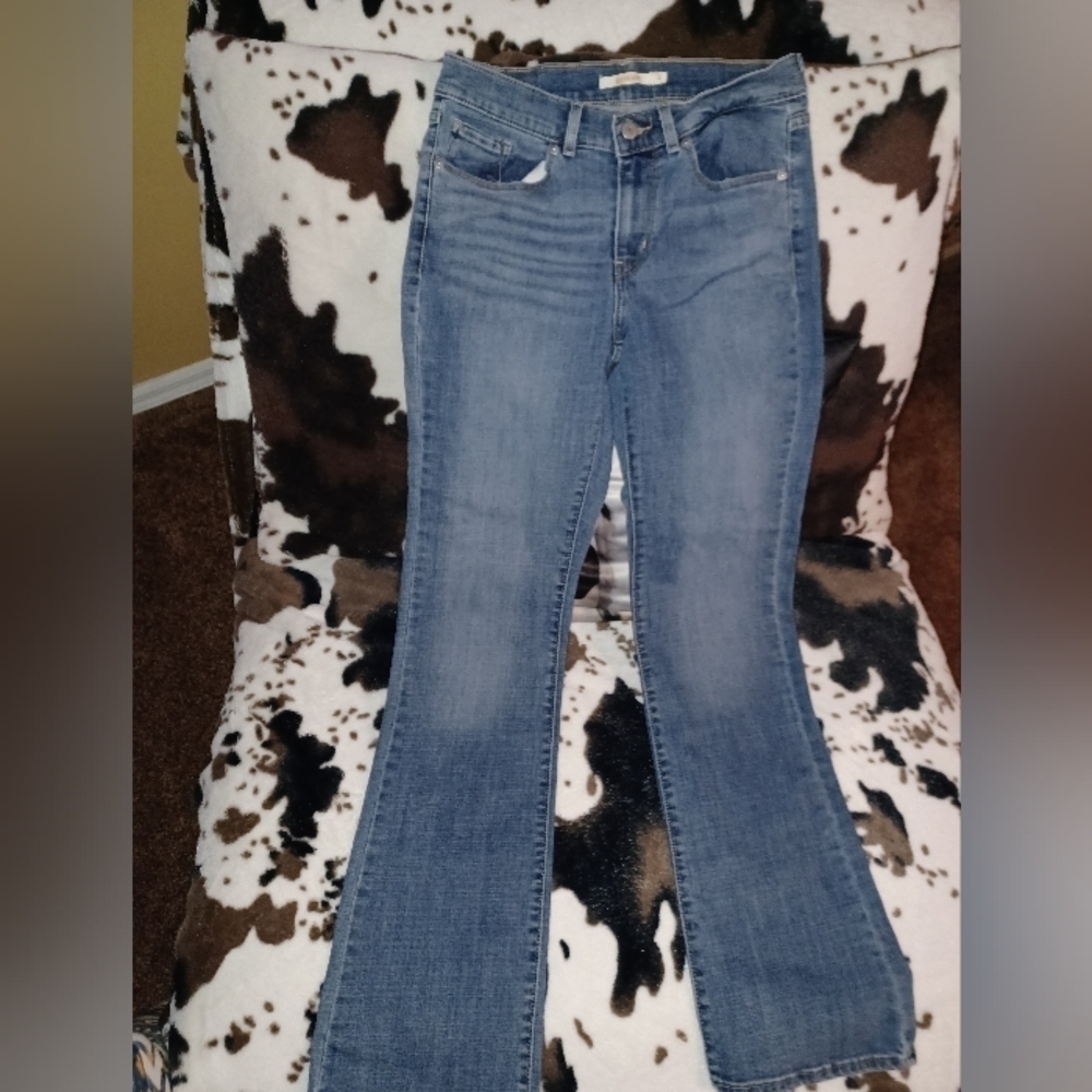 Levi's Women Jeans Size 4, 27x32. Classic Boot Cut. See Measurments.